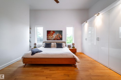 Spacious interior featuring a vaulted ceiling and wood-finish flooring - 14508 78 Avenue, Edmonton, AB 