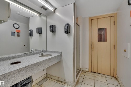 1907 9918 101 Street, Edmonton, AB - Indoor Photo Showing Bathroom