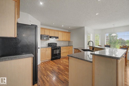 7365 Singer Way, Edmonton, AB 