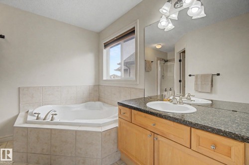 7365 Singer Way, Edmonton, AB 