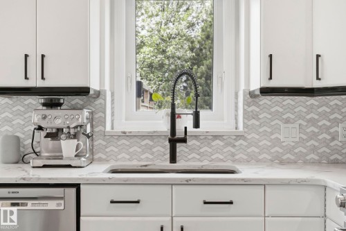 204 Sheppard Court, Edmonton, AB - Indoor Photo Showing Kitchen