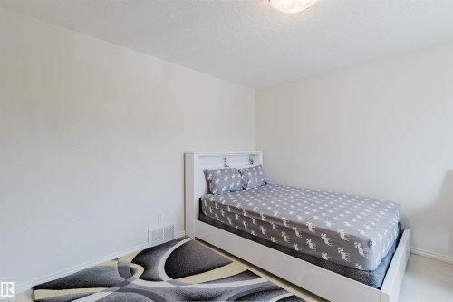 White walls and light-colored carpet provide a bright, neutral palette - 20524 58 Avenue, Edmonton, AB 