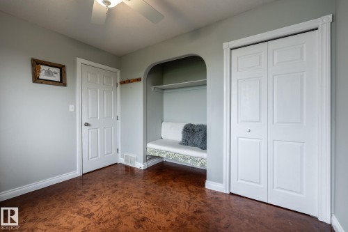 Built-in arched nook with shelving, bifold closet doors, a five-panel interior door, and a ceiling fan - 2036 Towne Centre Boulevard, Edmonton, AB - Indoor
