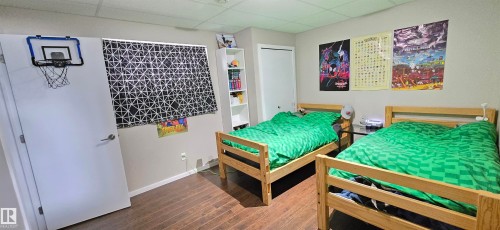 Room featuring wood-finish flooring and neutral wall tones - 4234 46 Street, Vegreville, AB - Indoor Photo Showing Bedroom