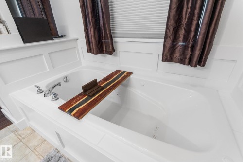Bathroom - 18 Woodbend Way, Fort Saskatchewan, AB 