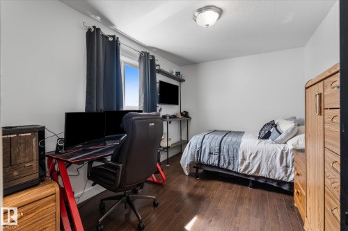 Room featuring wood-finish flooring and neutral wall tones - 18 Woodbend Way, Fort Saskatchewan, AB 