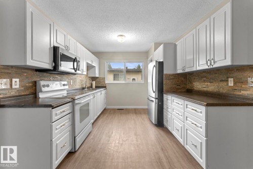 Kitchen - 210 22 Street, Cold Lake, AB 