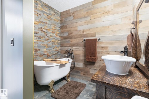 3948 42 Street, Edmonton, AB - Indoor Photo Showing Bathroom