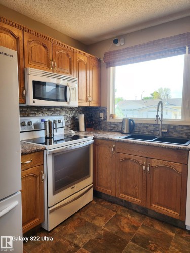 4419 43 Avenue, Leduc, AB - Indoor Photo Showing Kitchen With Double Sink