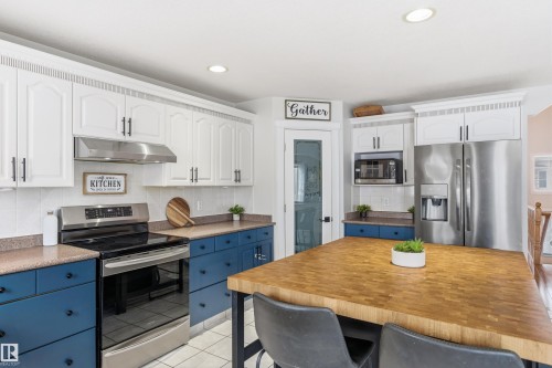 4847 152 Avenue, Edmonton, AB - Indoor Photo Showing Kitchen
