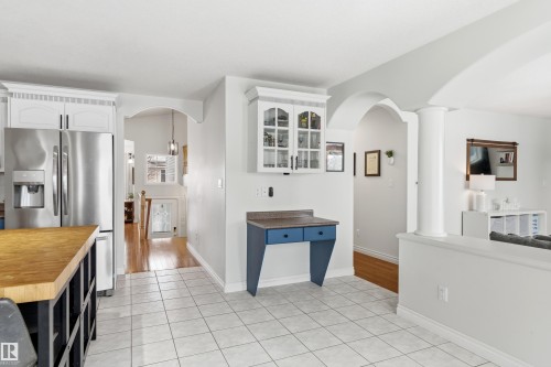 4847 152 Avenue, Edmonton, AB - Indoor Photo Showing Kitchen