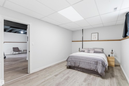 4847 152 Avenue, Edmonton, AB - Indoor Photo Showing Bedroom