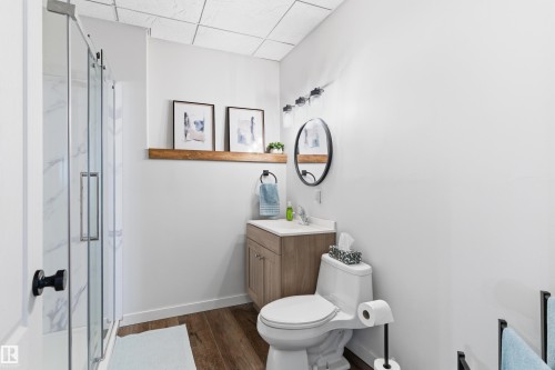 4847 152 Avenue, Edmonton, AB - Indoor Photo Showing Bathroom