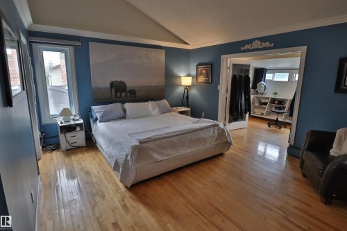 Hardwood flooring throughout the room, featuring a vaulted ceiling with crown molding - 42 Alpaugh Crst, Leduc, AB 
