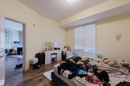 Recessed window with horizontal blinds - 323 4831 104A Street, Edmonton, AB 