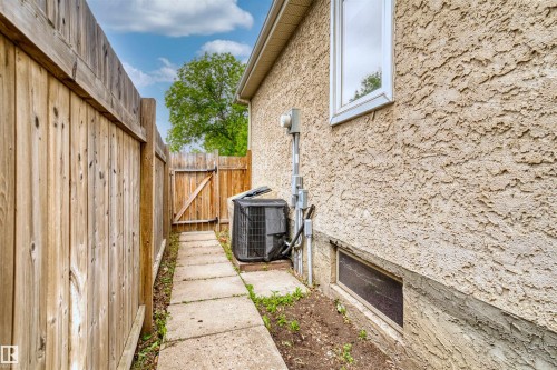 17007 95 Street, Edmonton, AB 