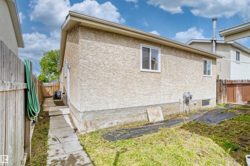 17007 95 Street, Edmonton, AB 