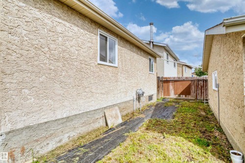 17007 95 Street, Edmonton, AB 