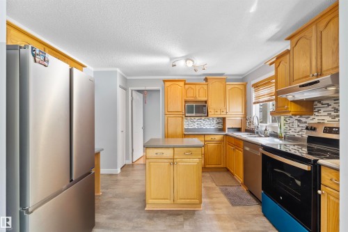 17007 95 Street, Edmonton, AB 