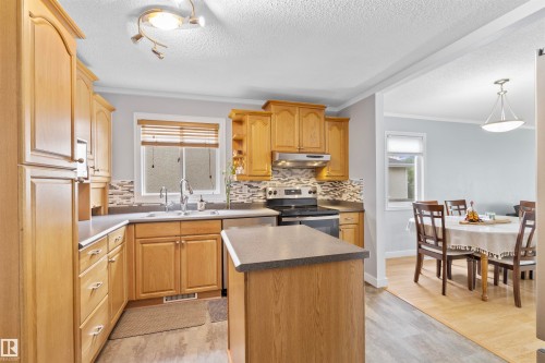 17007 95 Street, Edmonton, AB 