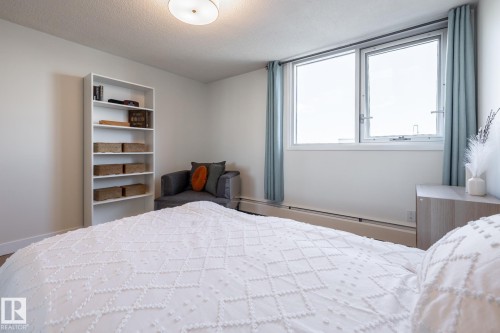 Spacious room featuring large windows, and light-colored walls - 807 10011 116 Street, Edmonton, AB 