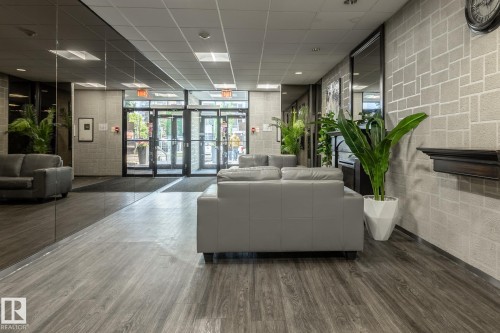 Entryway featuring wood-finish flooring, patterned block wall, and recessed ceiling lighting - 807 10011 116 Street, Edmonton, AB 
