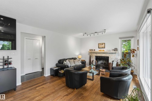 1832 104A Street, Edmonton, AB 