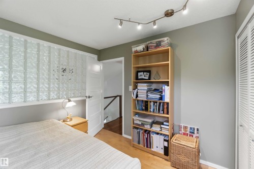 1832 104A Street, Edmonton, AB 