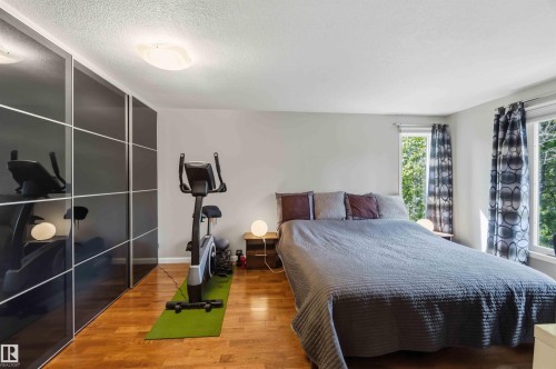 1832 104A Street, Edmonton, AB 