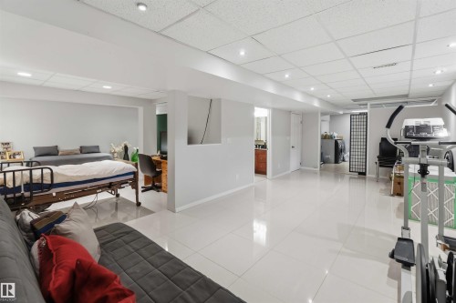 1832 104A Street, Edmonton, AB 