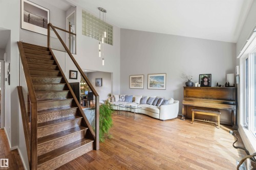 1832 104A Street, Edmonton, AB 