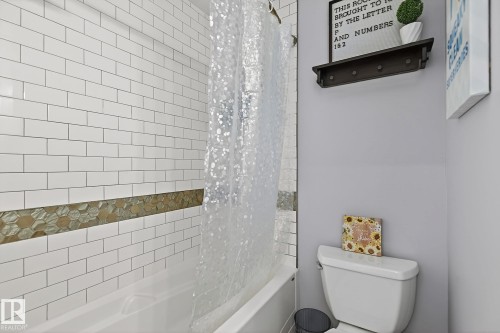 Upper lever bathroom - 9 Millgrove Drive, Spruce Grove, AB 