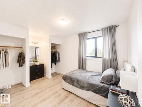 Bright interior space featuring wood-finish flooring and white walls - 38 Woodcrest Avenue, St. Albert, AB 