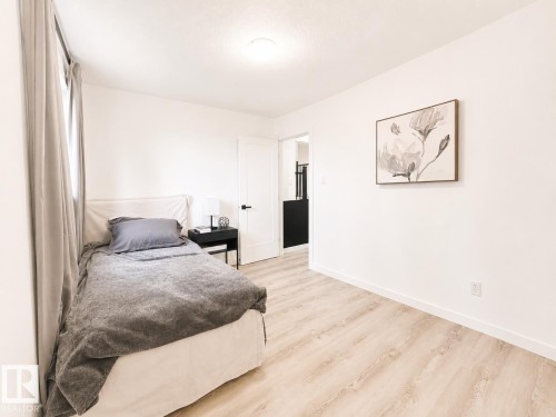 Bright room with light wood-finish flooring - 38 Woodcrest Avenue, St. Albert, AB 