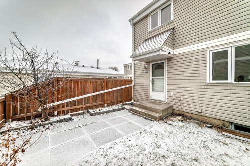 Exterior siding in a neutral tone with white trim windows - 9D Castle Terrace, Edmonton, AB 