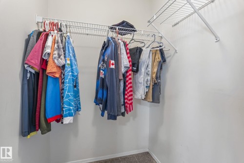 Walk-in closet featuring wire shelving and hanging rods - 128 Brookview Wy, Stony Plain, AB 