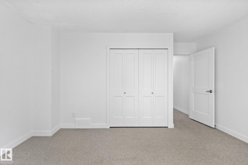 Neutral tone carpeting with white baseboards and walls - 2832 135 Avenue, Edmonton, AB - Indoor