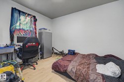 Image quality insufficient for description - 