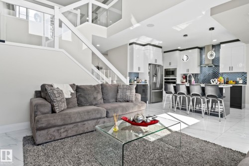 6423 175 Avenue Nw, Edmonton, AB - Indoor Photo Showing Living Room