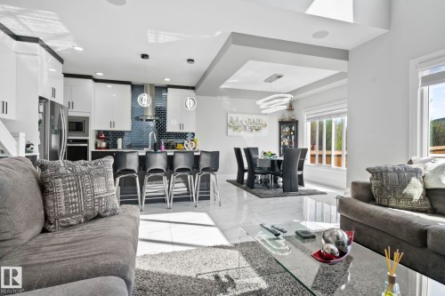 6423 175 Avenue Nw, Edmonton, AB - Indoor Photo Showing Living Room