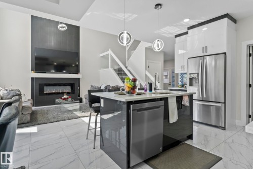 6423 175 Avenue Nw, Edmonton, AB - Indoor Photo Showing Kitchen With Stainless Steel Kitchen With Upgraded Kitchen