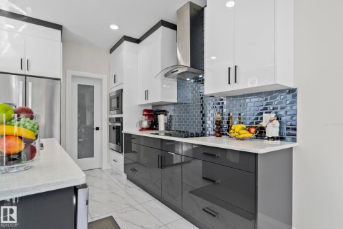 6423 175 Avenue Nw, Edmonton, AB - Indoor Photo Showing Kitchen With Upgraded Kitchen