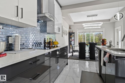 6423 175 Avenue Nw, Edmonton, AB - Indoor Photo Showing Kitchen