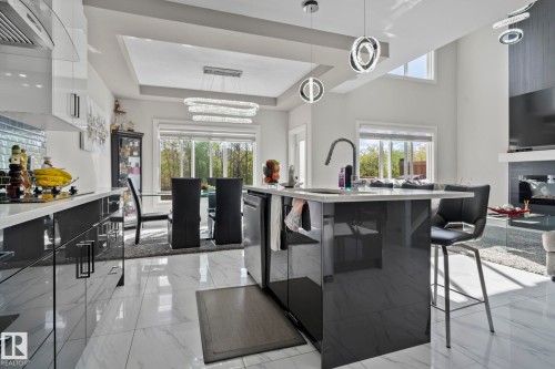 6423 175 Avenue Nw, Edmonton, AB - Indoor Photo Showing Kitchen With Upgraded Kitchen