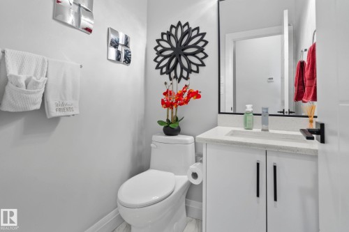 6423 175 Avenue Nw, Edmonton, AB - Indoor Photo Showing Bathroom
