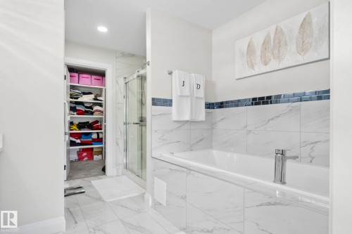 6423 175 Avenue Nw, Edmonton, AB - Indoor Photo Showing Bathroom