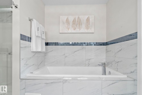 6423 175 Avenue Nw, Edmonton, AB - Indoor Photo Showing Bathroom