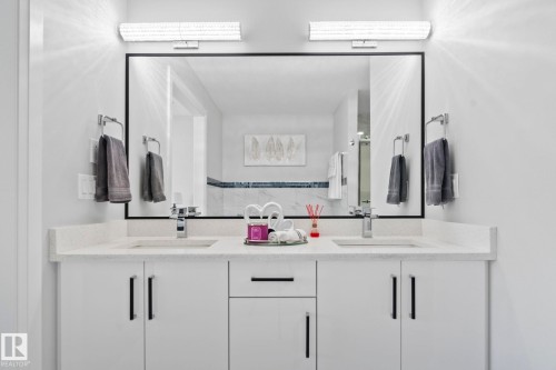 6423 175 Avenue Nw, Edmonton, AB - Indoor Photo Showing Bathroom