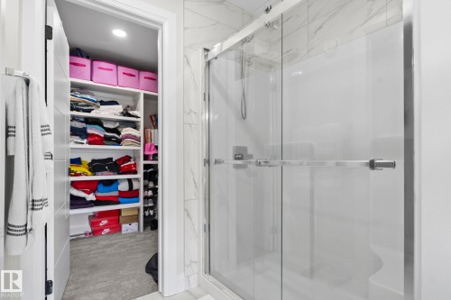 6423 175 Avenue Nw, Edmonton, AB - Indoor Photo Showing Bathroom
