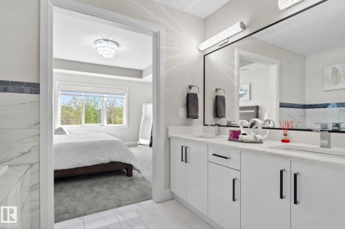 6423 175 Avenue Nw, Edmonton, AB - Indoor Photo Showing Bathroom